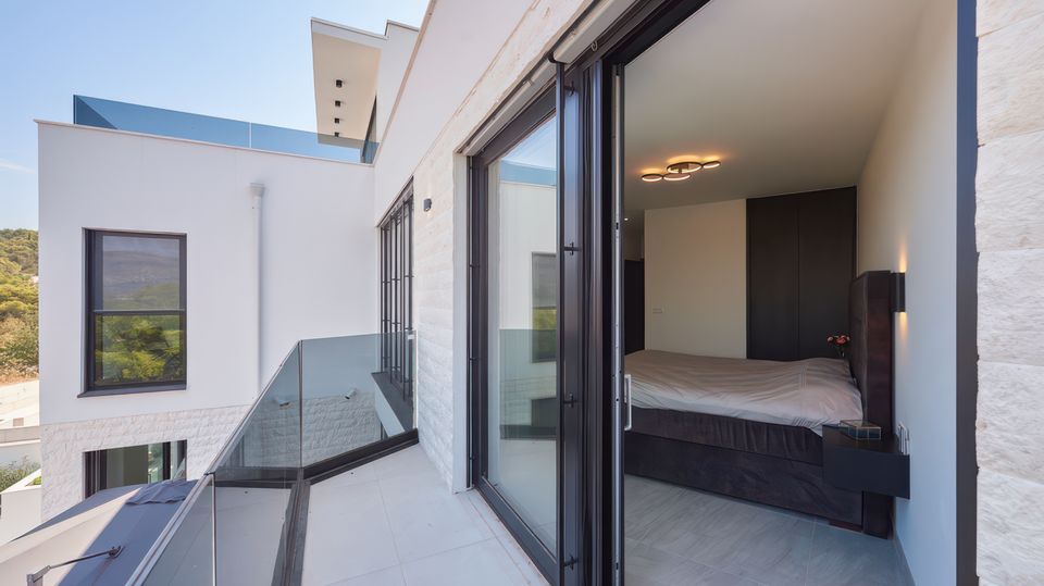 Luksuzna vila z razgledom na morje&comma; 500 m od morja na otoku &Ccaron;iovu&excl;