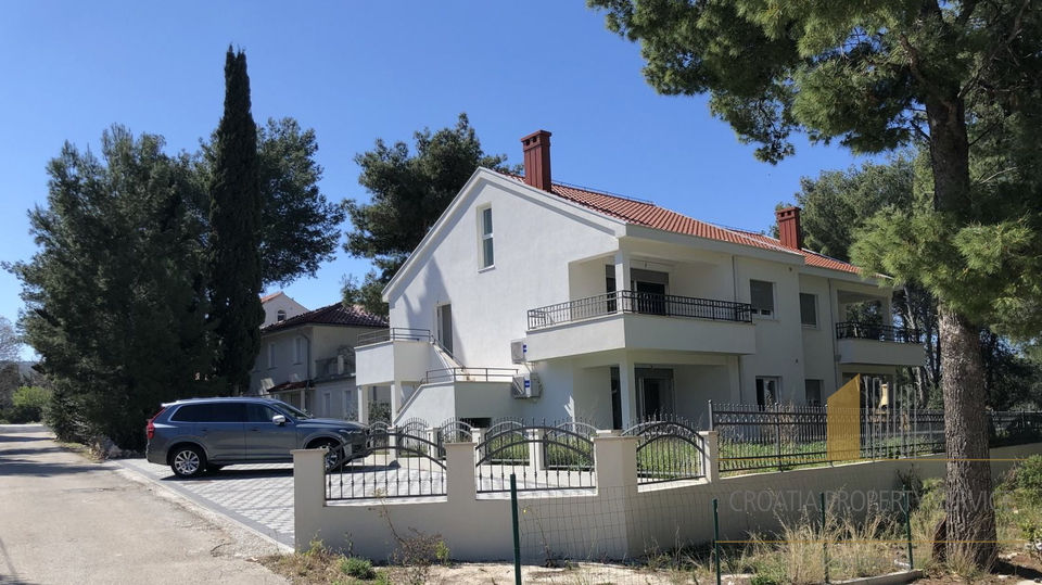 Atraktivan stan s vrtom samo 100 m od plaže – Supetar, otok Brač!