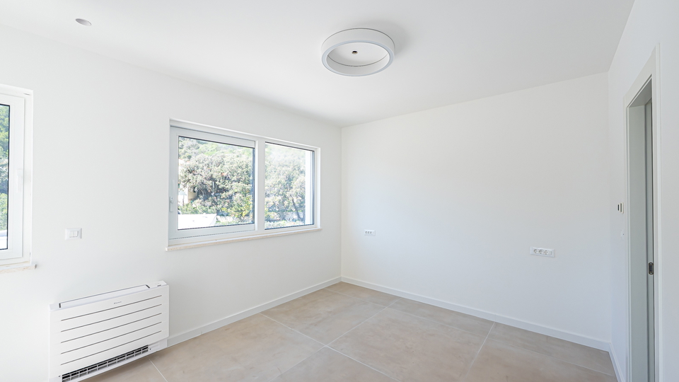 Prodaja &ndash; luksuzna vila v Sevidu&comma; prvi vrsti do morja&excl;