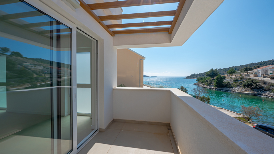 Prodaja &ndash; luksuzna vila v Sevidu&comma; prvi vrsti do morja&excl;