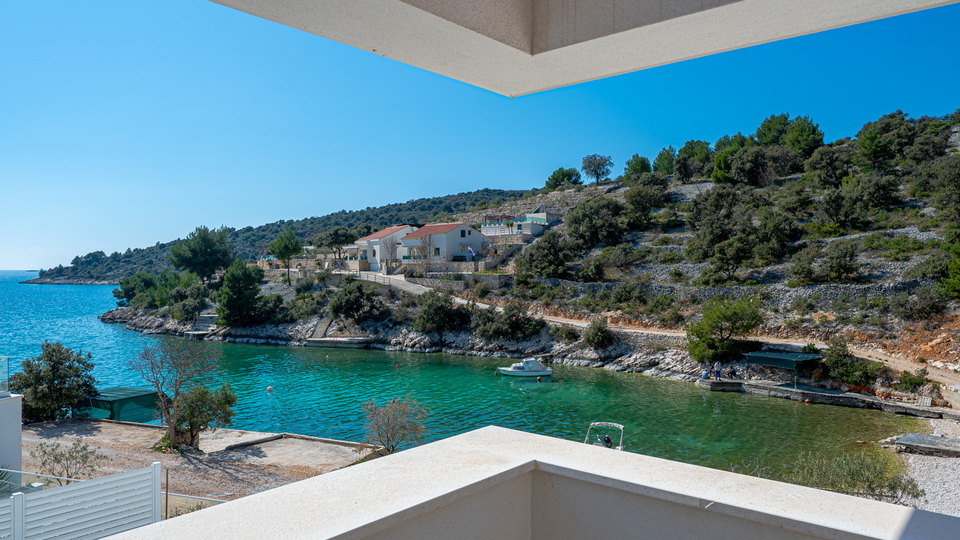 Prodaja &ndash; luksuzna vila v Sevidu&comma; prvi vrsti do morja&excl;