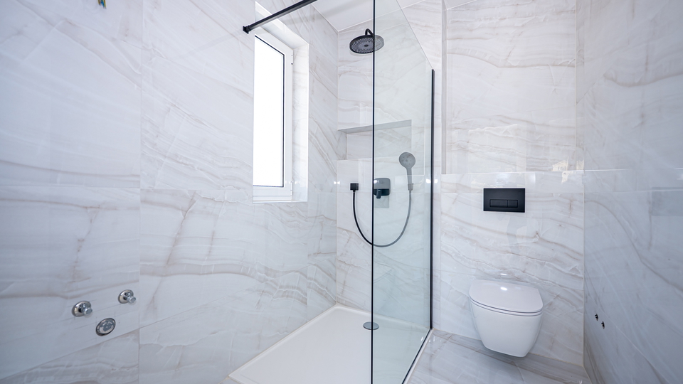 Prodaja &ndash; luksuzna vila v Sevidu&comma; prvi vrsti do morja&excl;