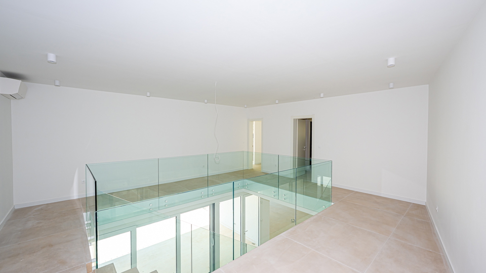 Prodaja &ndash; luksuzna vila v Sevidu&comma; prvi vrsti do morja&excl;