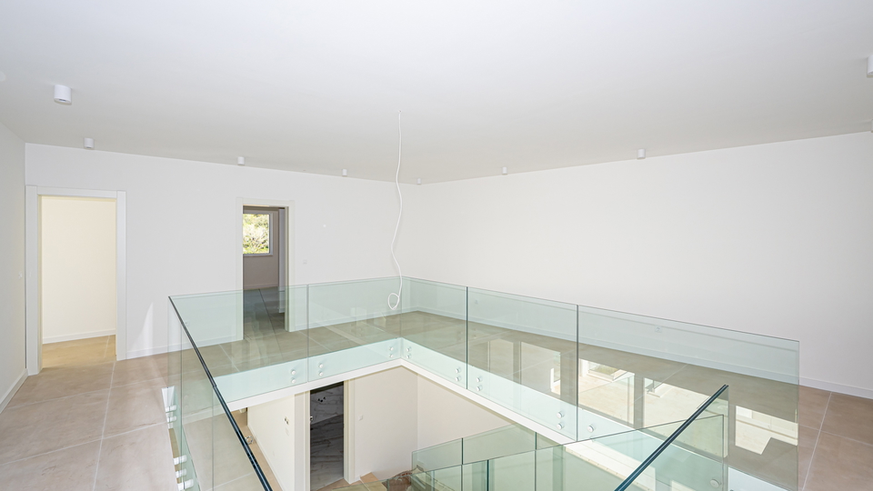 Prodaja &ndash; luksuzna vila v Sevidu&comma; prvi vrsti do morja&excl;