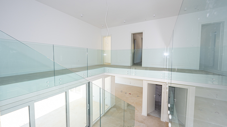 Prodaja &ndash; luksuzna vila v Sevidu&comma; prvi vrsti do morja&excl;