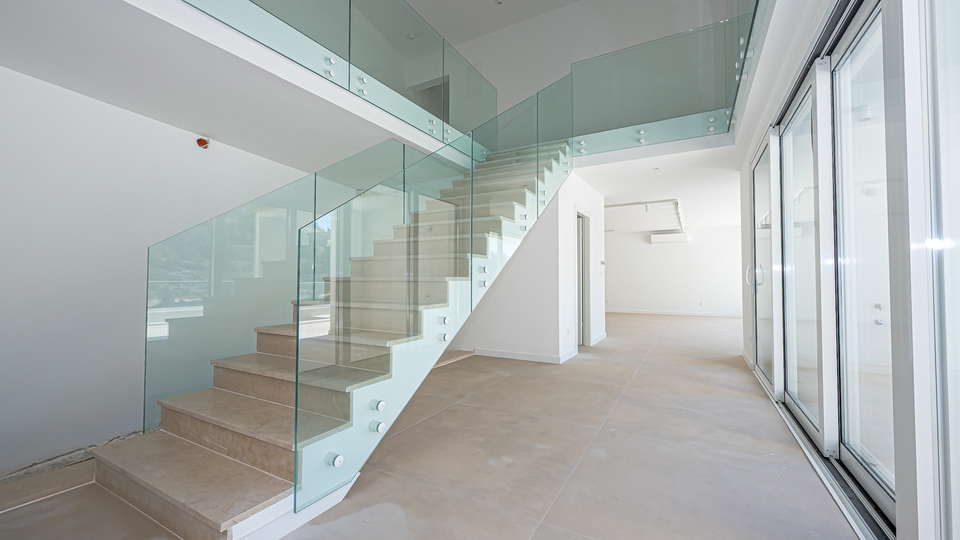 Prodaja &ndash; luksuzna vila v Sevidu&comma; prvi vrsti do morja&excl;