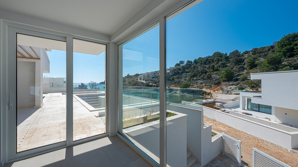 Prodaja &ndash; luksuzna vila v Sevidu&comma; prvi vrsti do morja&excl;