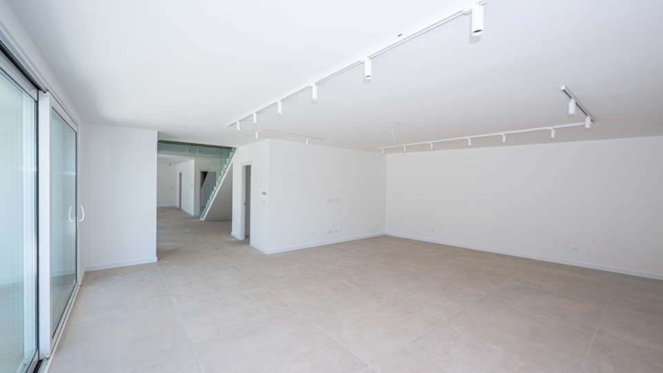 Prodaja &ndash; luksuzna vila v Sevidu&comma; prvi vrsti do morja&excl;