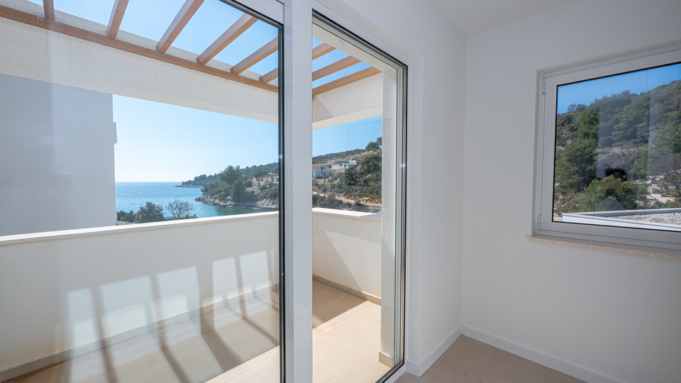 Prodaja &ndash; luksuzna vila v Sevidu&comma; prvi vrsti do morja&excl;