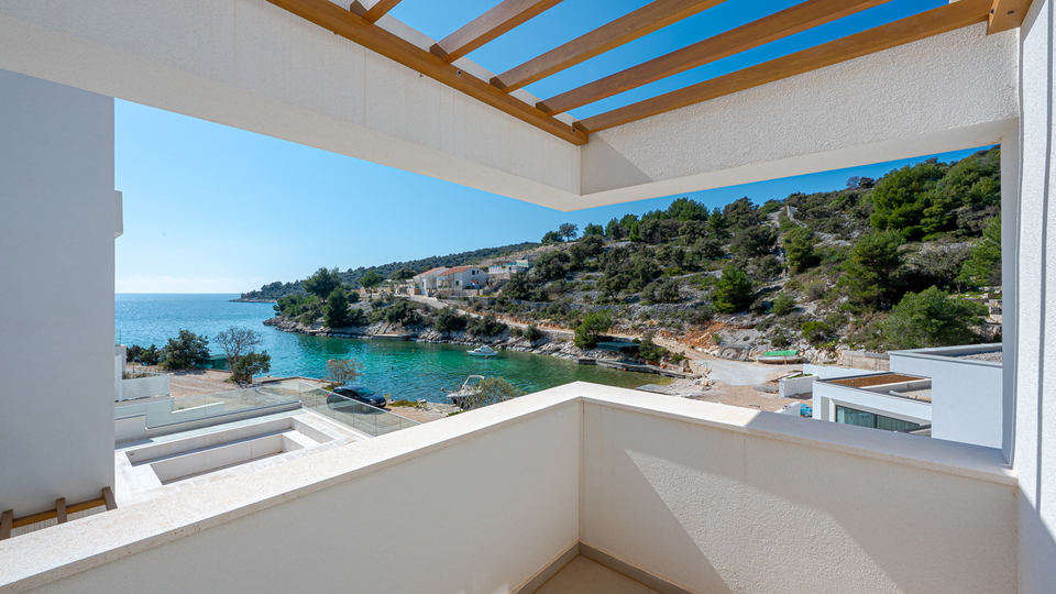 Prodaja &ndash; luksuzna vila v Sevidu&comma; prvi vrsti do morja&excl;