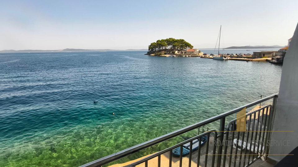 Apartmanska hi&scaron;a prvi vrsti ob pla&zcaron;i - Savar Dugi otok&excl;