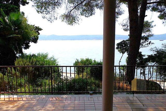 Single-storey house with great potential, first row to the sea near Zadar!