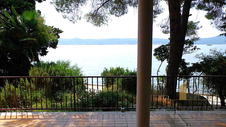 Single-storey house with great potential, first row to the sea near Zadar!
