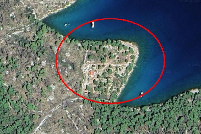 Secluded house in the first row by the sea on Brač – rare opportunity by the sea