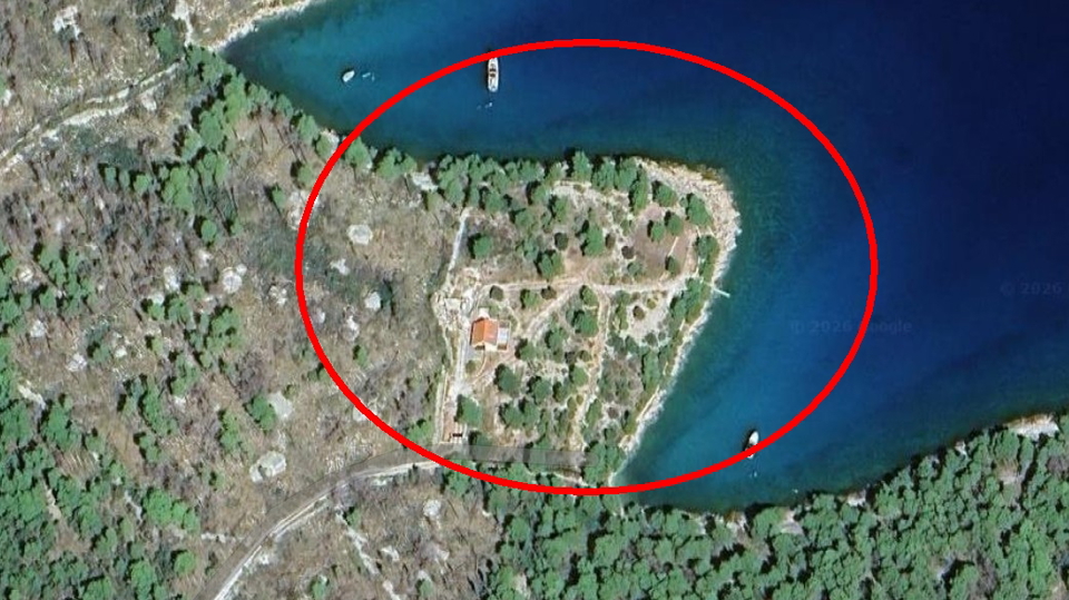 Secluded house in the first row by the sea on Bra&ccaron; &ndash; rare opportunity by the sea