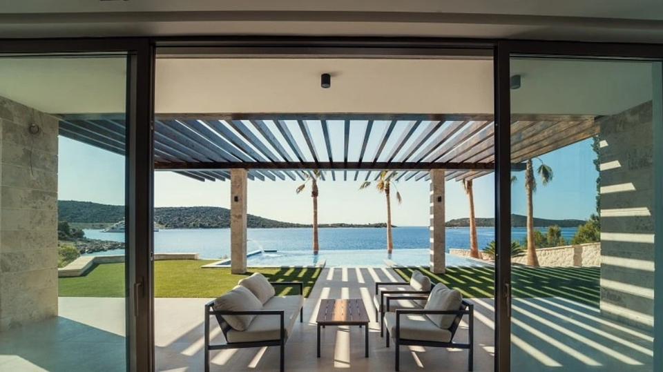 &Ccaron;udovita luksuzna vila na ekskluzivni lokaciji&comma; prvi vrst ob morju v okolici Trogirja&excl;