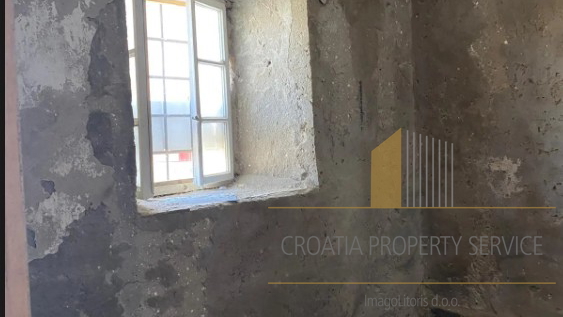 Atraktivno zemljišče s projektom in staro hišo v prvi vrsti ob morju na otoku Korčuli!