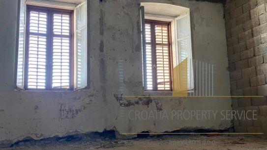 Old stone house in the first row to the sea on a large plot with a renovation project - Korčula!