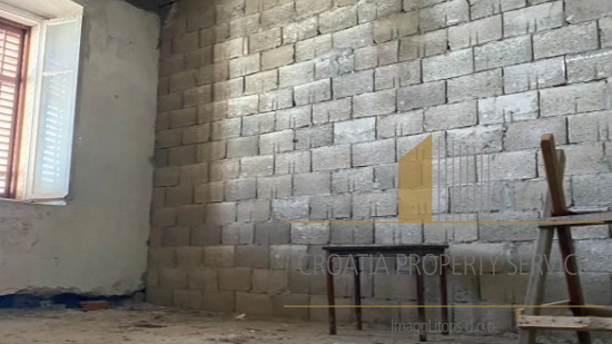 Old stone house in the first row to the sea on a large plot with a renovation project - Korčula!