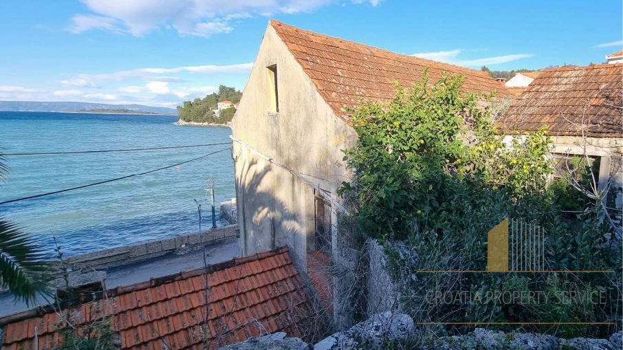 Old stone house in the first row to the sea on a large plot with a renovation project - Korčula!