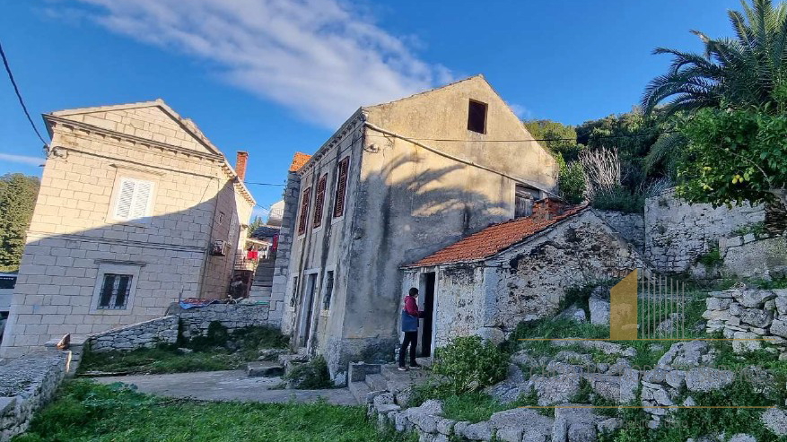 Old stone house in the first row to the sea on a large plot with a renovation project - Korčula!