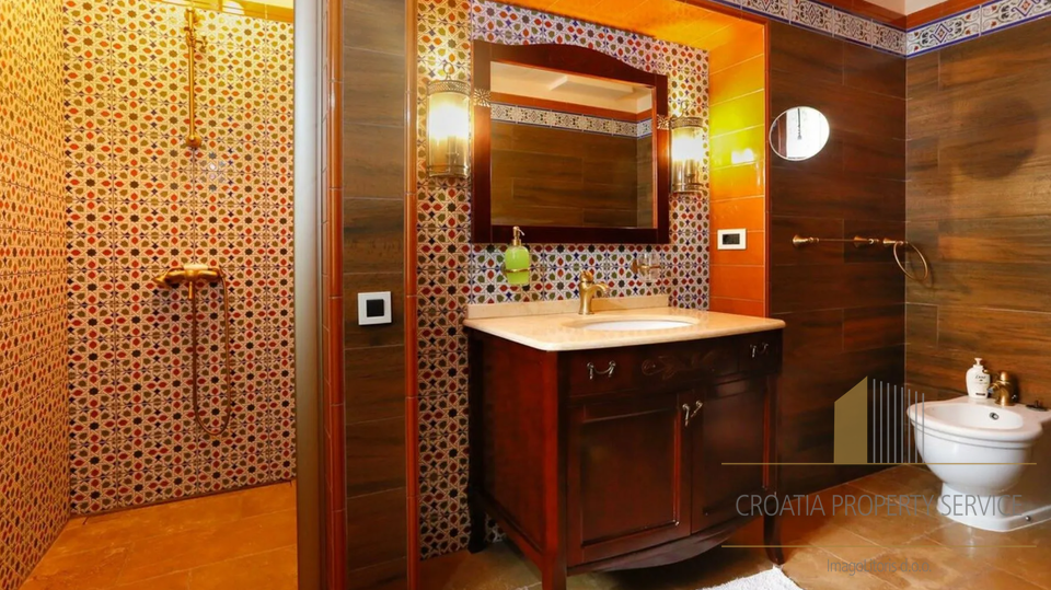 Luksuzna kamnita vila ob morju z bazenom in SPA cono – Čiovo!