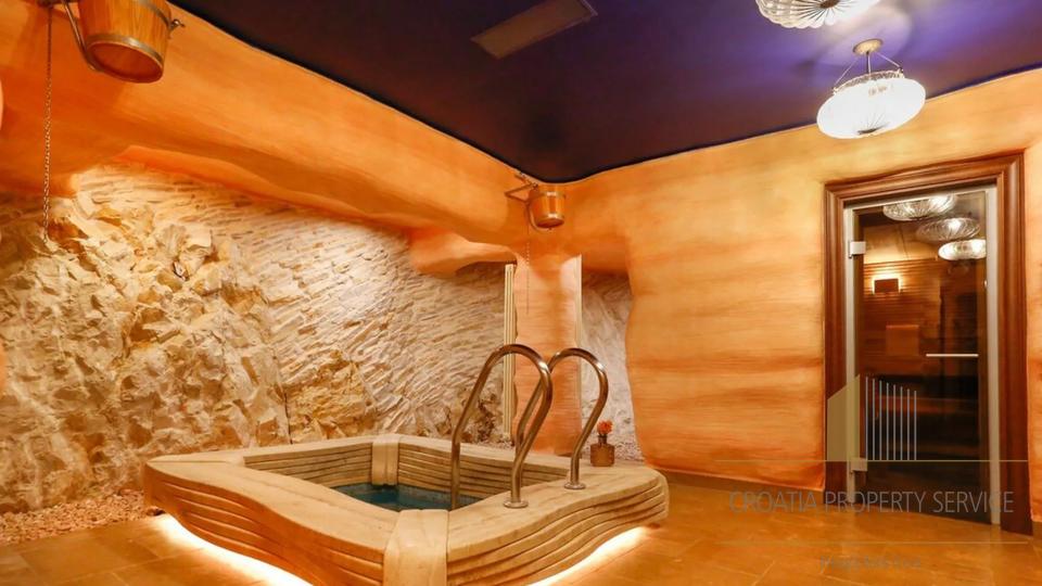 Luksuzna kamnita vila ob morju z bazenom in SPA cono – Čiovo!