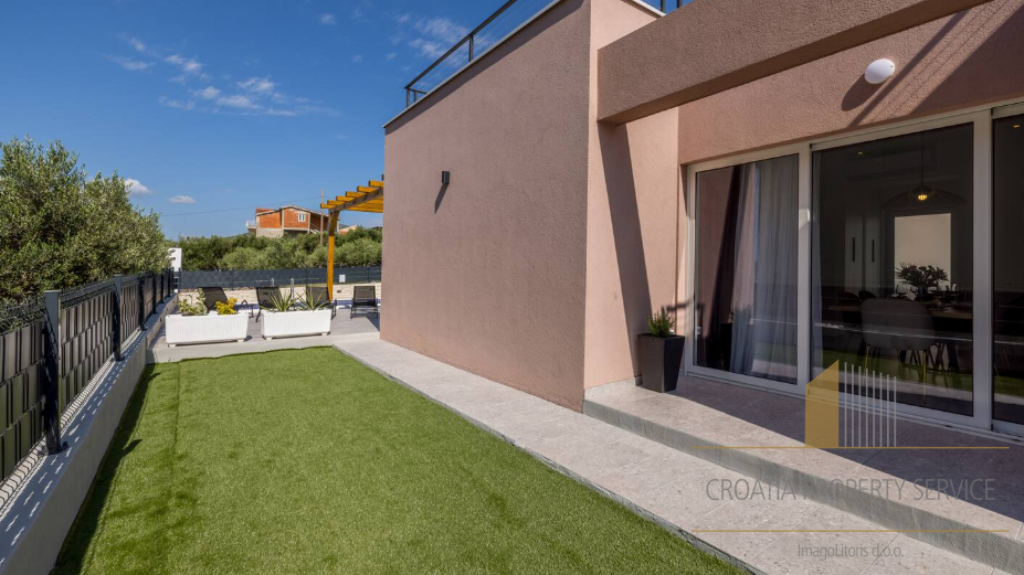 Nova moderna vila s pogledom na more u okolici Splita!