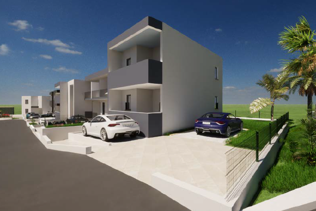 Современная двухкомнатная квартира с садом в 500 м от пляжа в Каштель Штафилић!