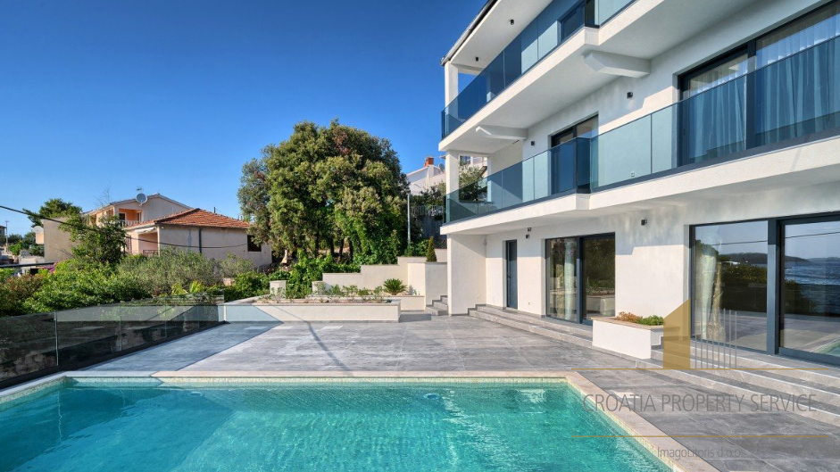 Neue Luxusvilla in erster Meereslinie in der Umgebung von Rogoznica!