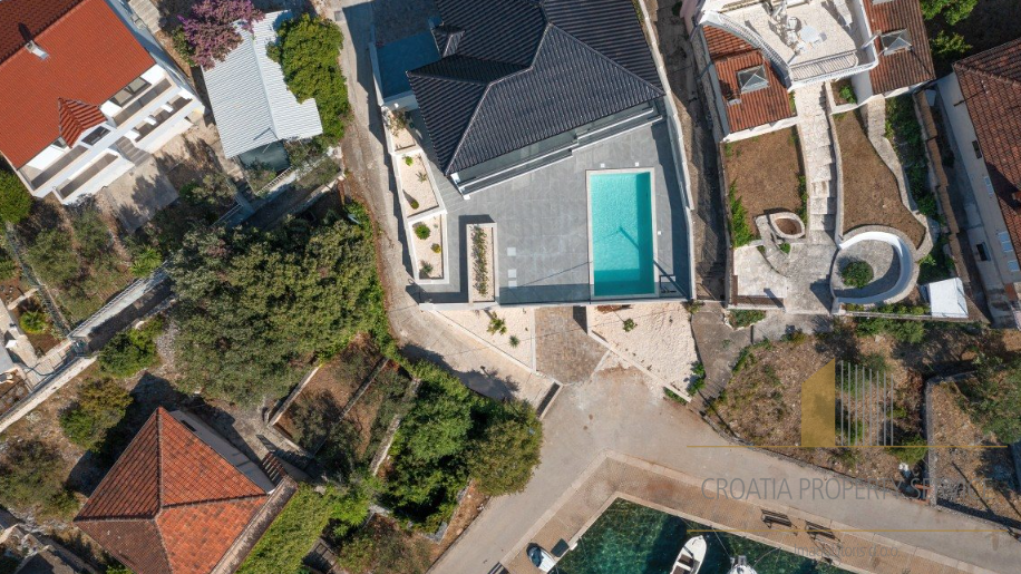 Neue Luxusvilla in erster Meereslinie in der Umgebung von Rogoznica!