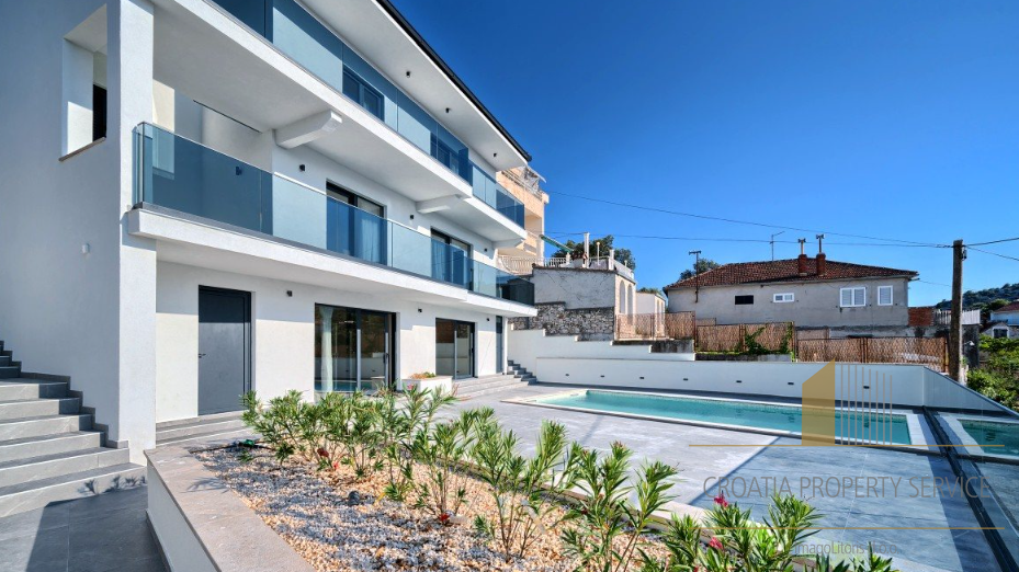 Neue Luxusvilla in erster Meereslinie in der Umgebung von Rogoznica!