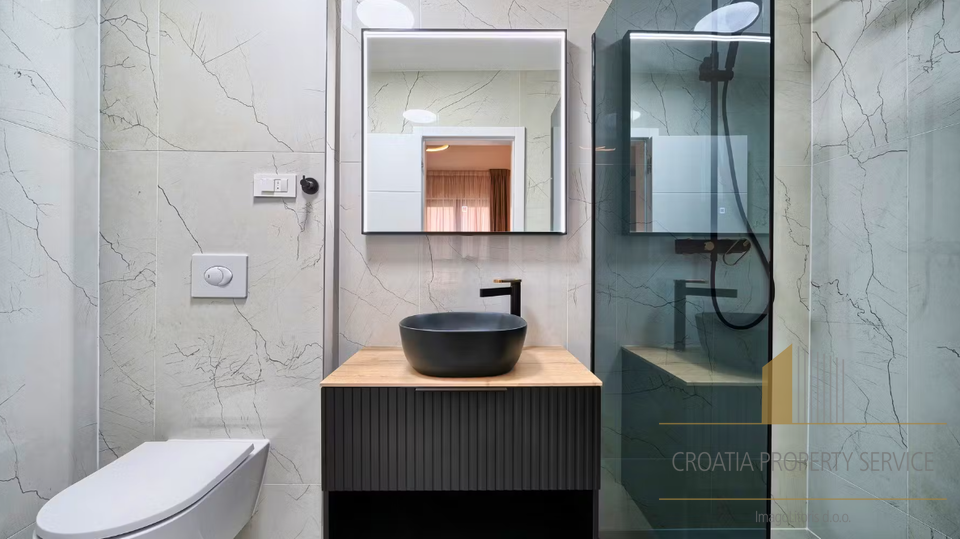 Neue Luxusvilla in erster Meereslinie in der Umgebung von Rogoznica!