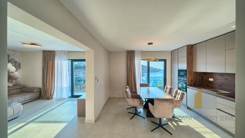 Neue Luxusvilla in erster Meereslinie in der Umgebung von Rogoznica!
