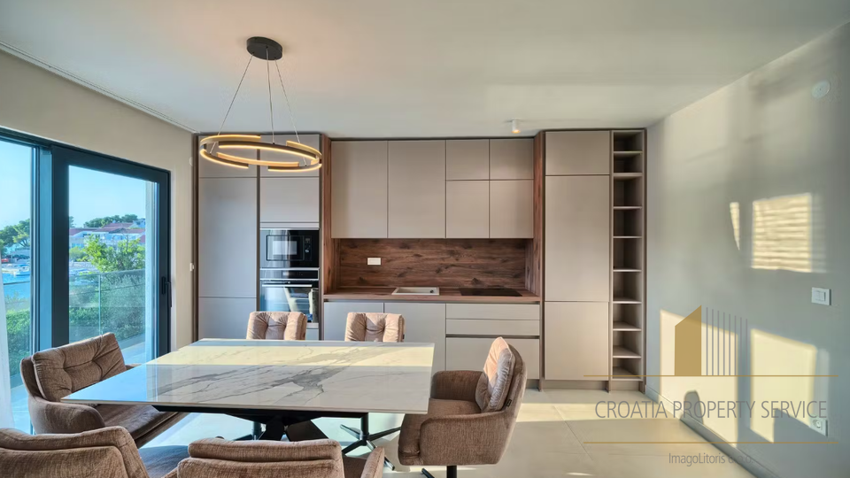 Neue Luxusvilla in erster Meereslinie in der Umgebung von Rogoznica!