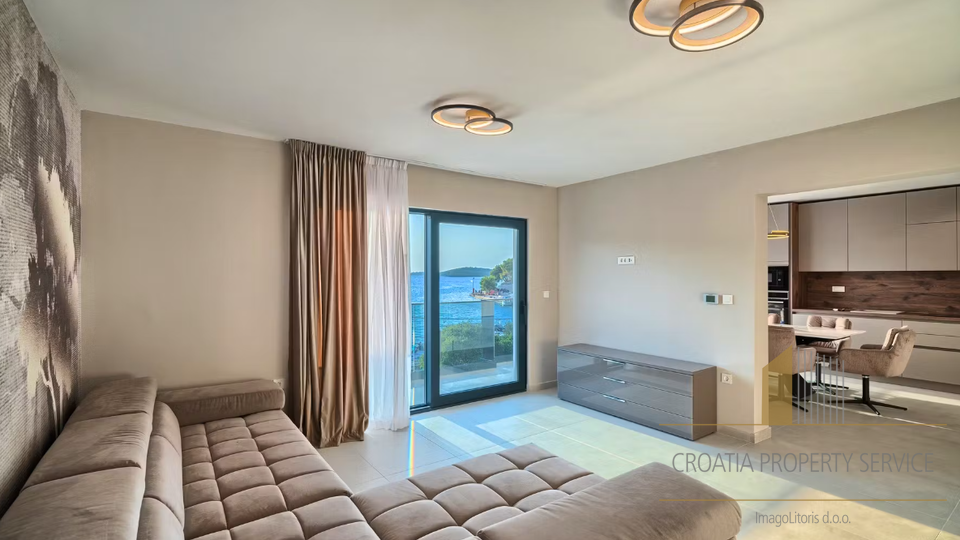 Neue Luxusvilla in erster Meereslinie in der Umgebung von Rogoznica!