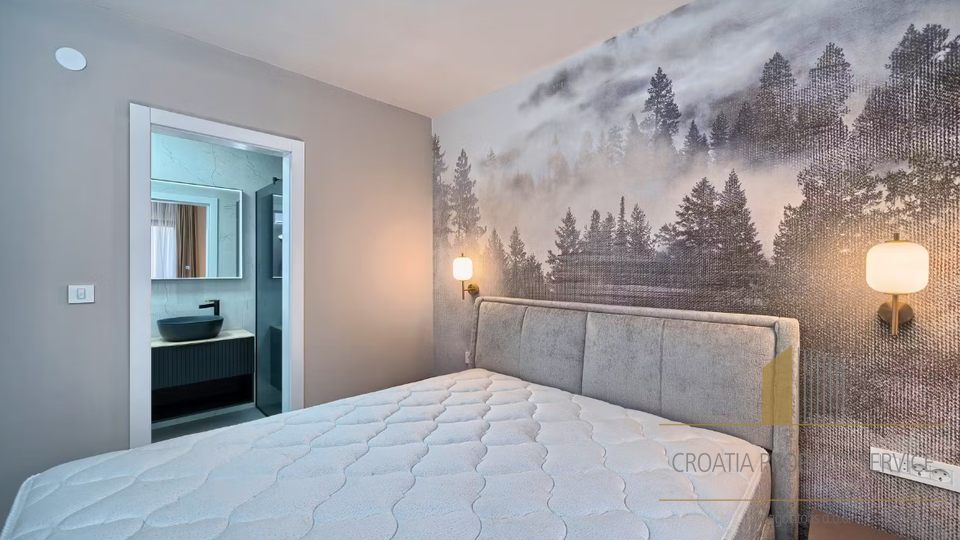 Neue Luxusvilla in erster Meereslinie in der Umgebung von Rogoznica!
