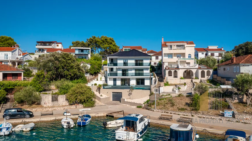Neue Luxusvilla in erster Meereslinie in der Umgebung von Rogoznica!