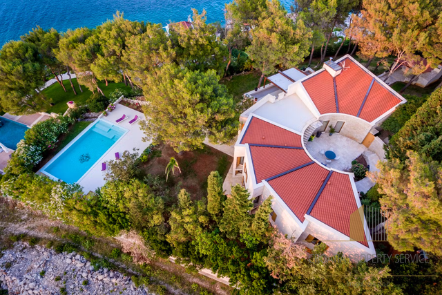 Unique luxury villa by the sea on the island of Brač!