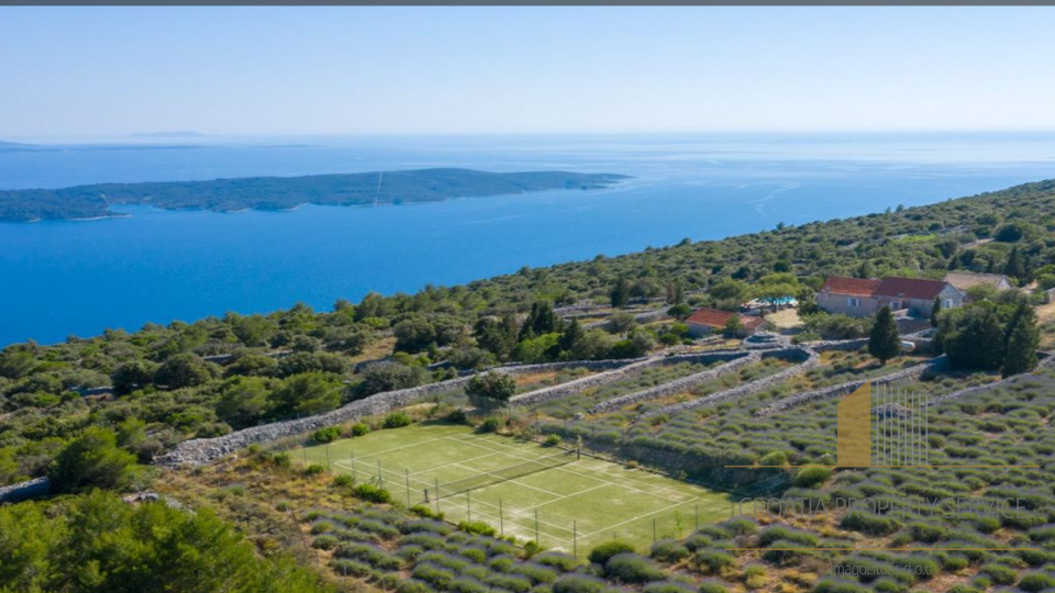 Occasione rara: ampio terreno di 30.000 m² in una posizione prestigiosa sull'isola di Hvar!