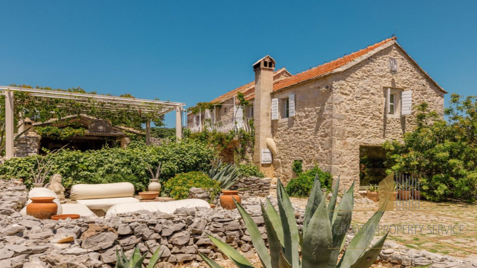 Occasione rara: ampio terreno di 30.000 m² in una posizione prestigiosa sull'isola di Hvar!
