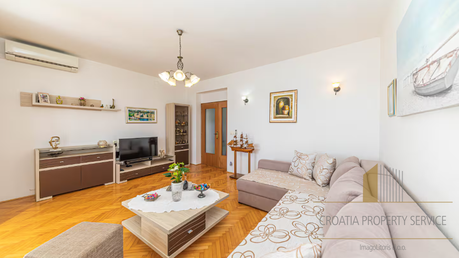 Prodaja! Luksuzna vila prvi red do mora u okolici Splita!