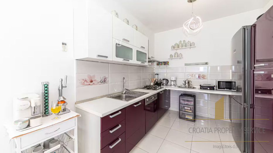 Prodaja! Luksuzna vila prvi red do mora u okolici Splita!