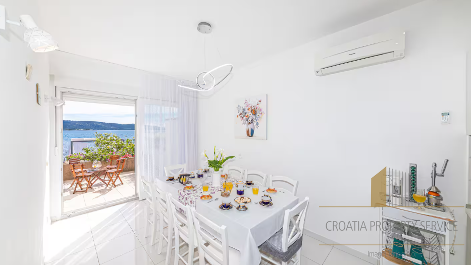 Prodaja! Luksuzna vila prvi red do mora u okolici Splita!