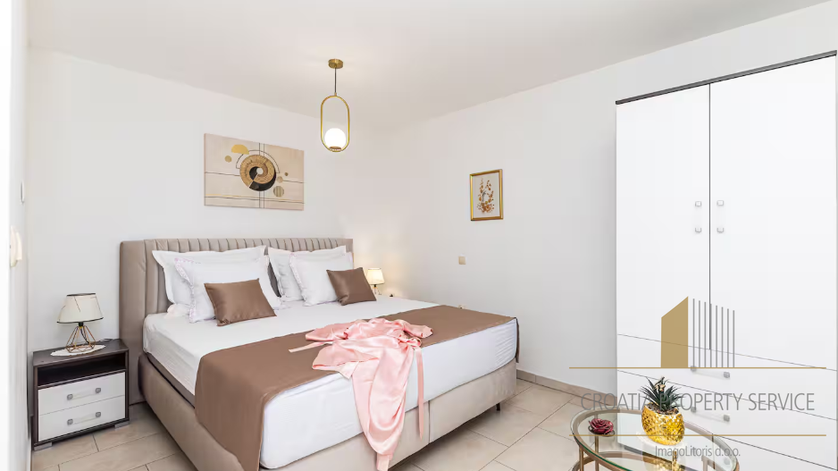 Prodaja! Luksuzna vila prvi red do mora u okolici Splita!