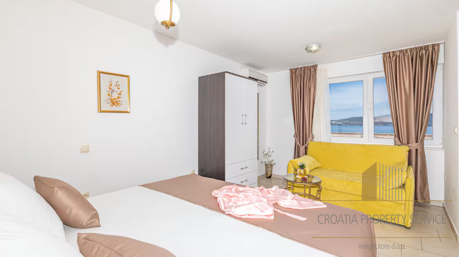 Prodaja! Luksuzna vila prvi red do mora u okolici Splita!