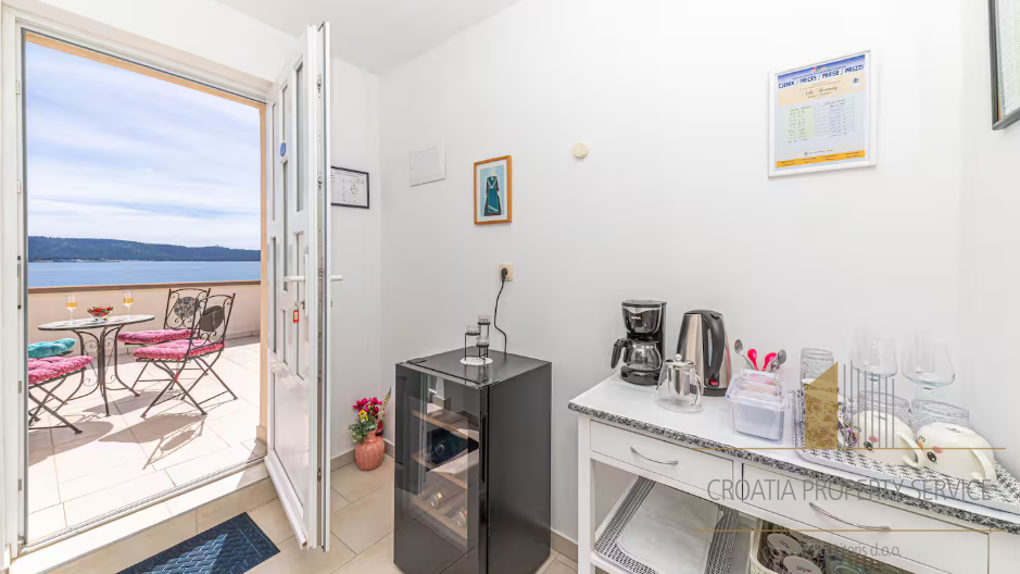 Prodaja! Luksuzna vila prvi red do mora u okolici Splita!