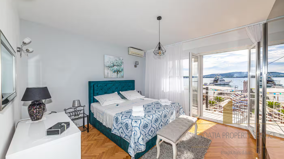 Prodaja! Luksuzna vila prvi red do mora u okolici Splita!