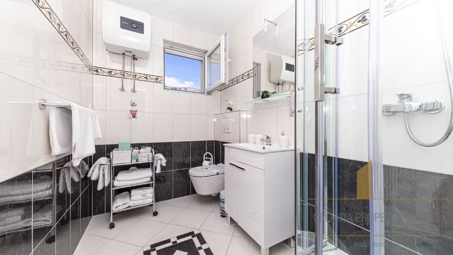 Prodaja! Luksuzna vila prvi red do mora u okolici Splita!