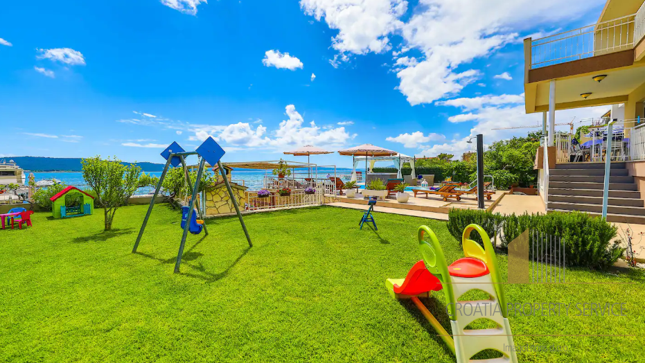 Prodaja! Luksuzna vila prvi red do mora u okolici Splita!